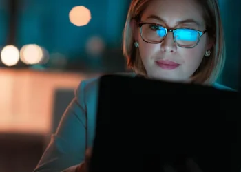 Como-Proteger-Seus-Olhos-da-Luz-Azul-das-Telas